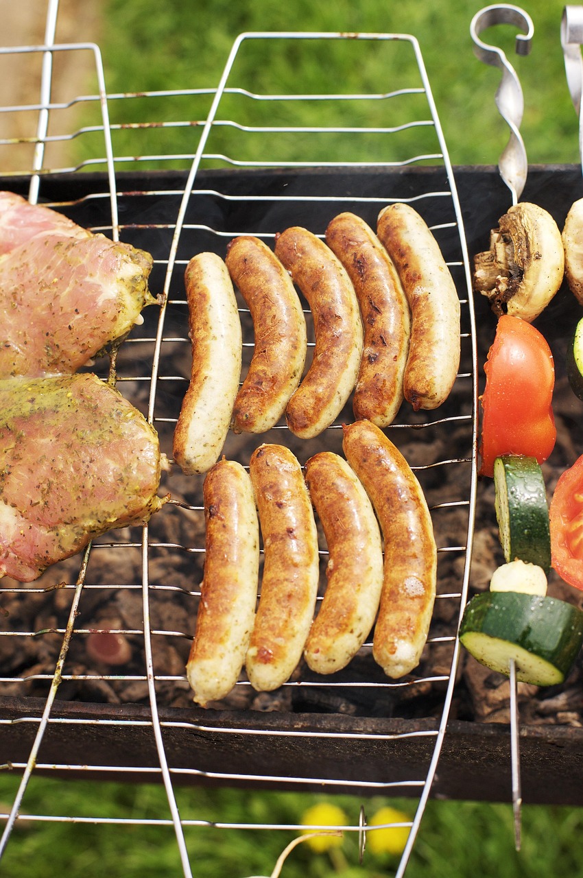grill, nature, grilling, yummy, grilled meats, flesh, hot, paprika, hot dog, grill on, free standing grill, acheta domestica, zucchini, preparation, bratwurst, nuremberg, woman, summer, grill season, garden party, food, grilled sausage, grilled food, having lunch, grill proof, sausages, grilled